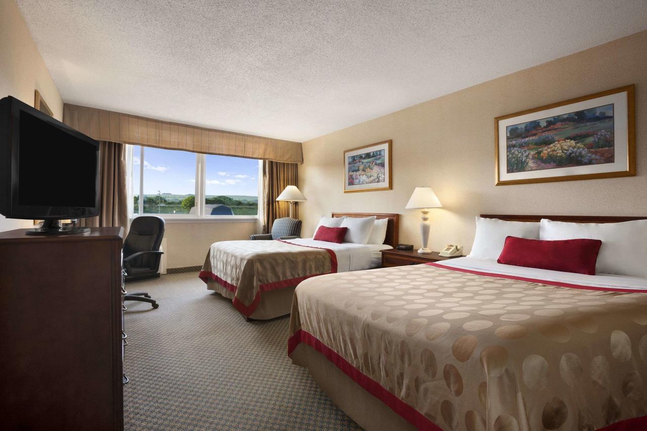 Ramada By Wyndham Cortland Hotel & Conference Center Екстер'єр фото