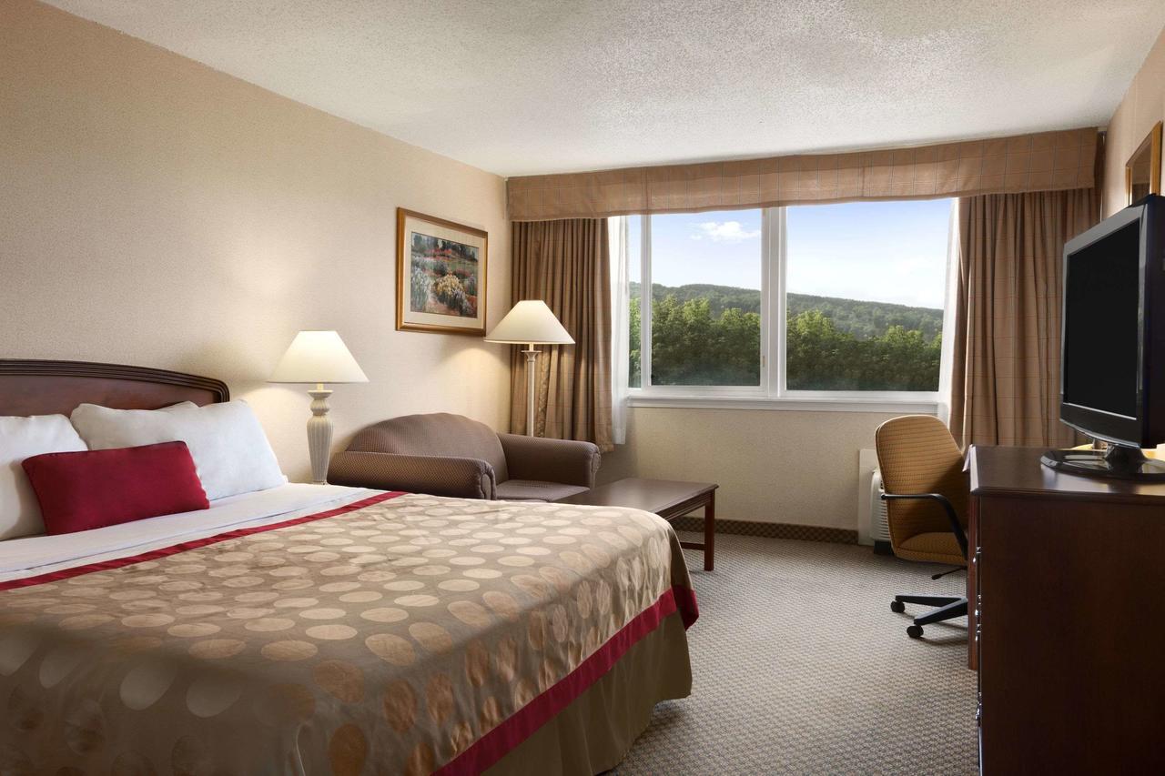 Ramada By Wyndham Cortland Hotel & Conference Center Екстер'єр фото