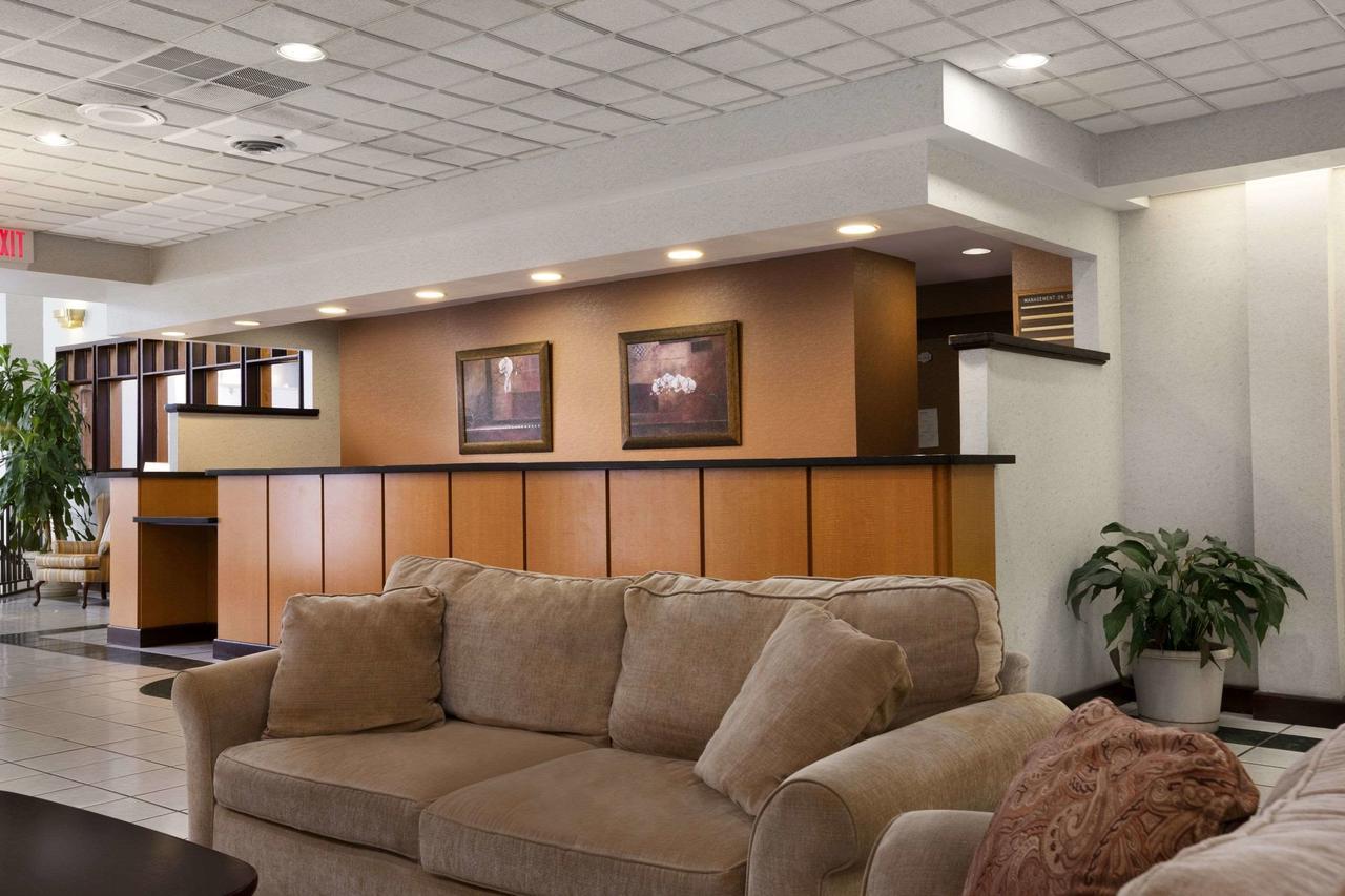 Ramada By Wyndham Cortland Hotel & Conference Center Екстер'єр фото