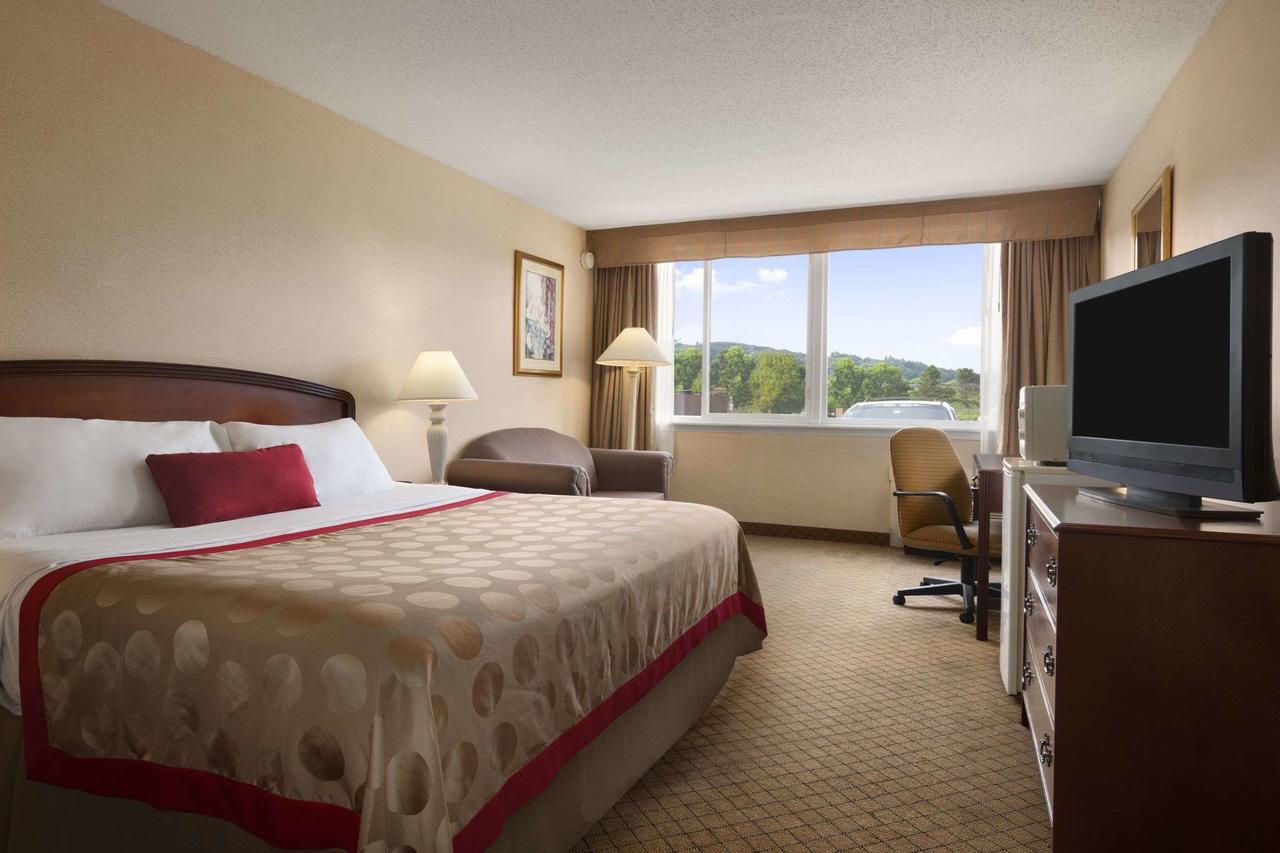 Ramada By Wyndham Cortland Hotel & Conference Center Екстер'єр фото